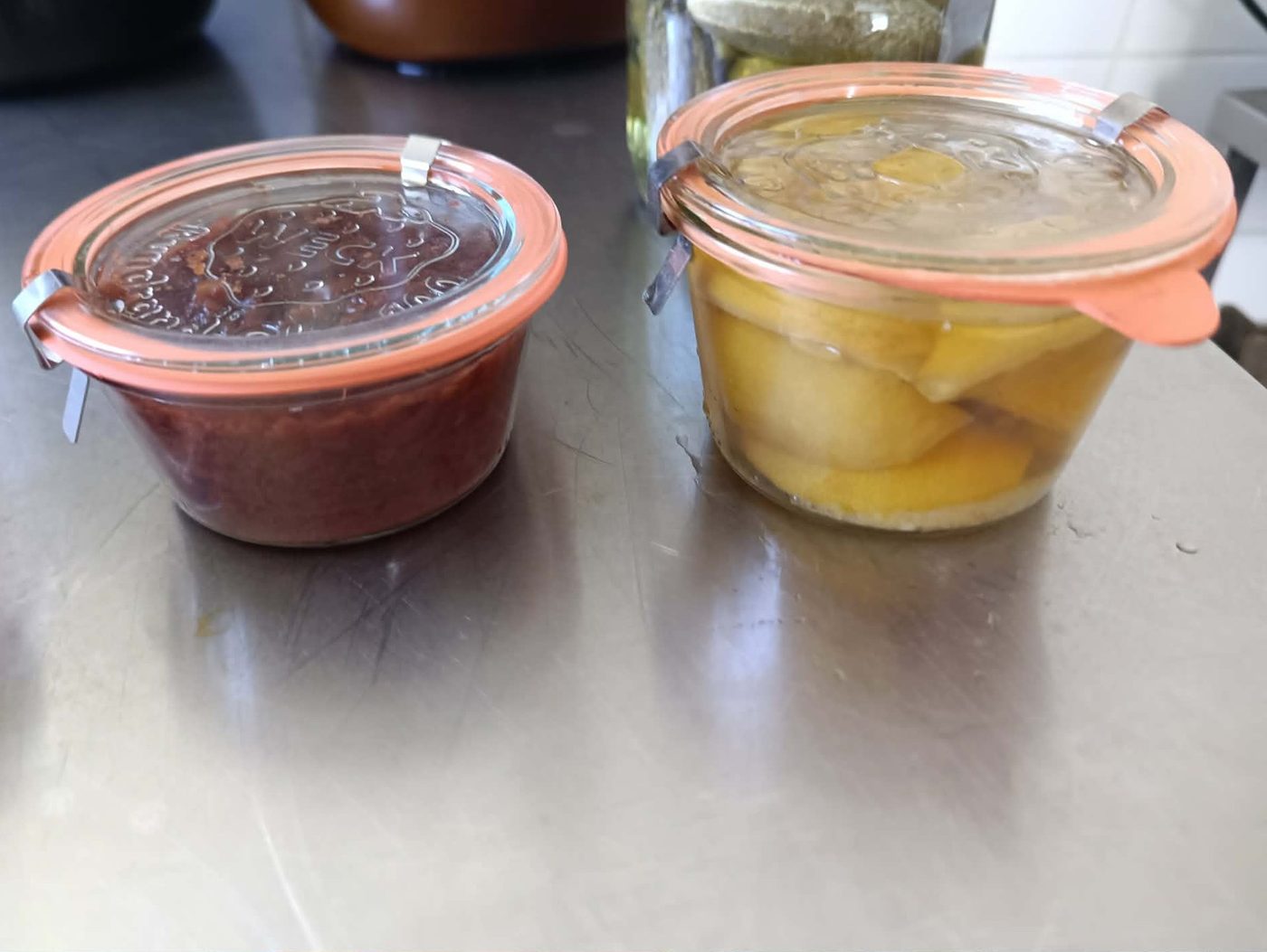 Kompot og syltede pærer på glas