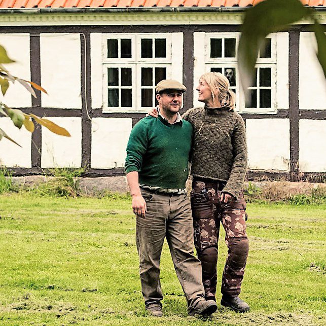 Louise og Benjamin foran gården